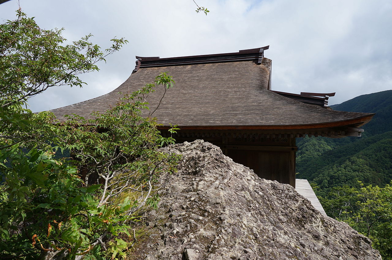 1280px-Sanbutsuji_08.JPG