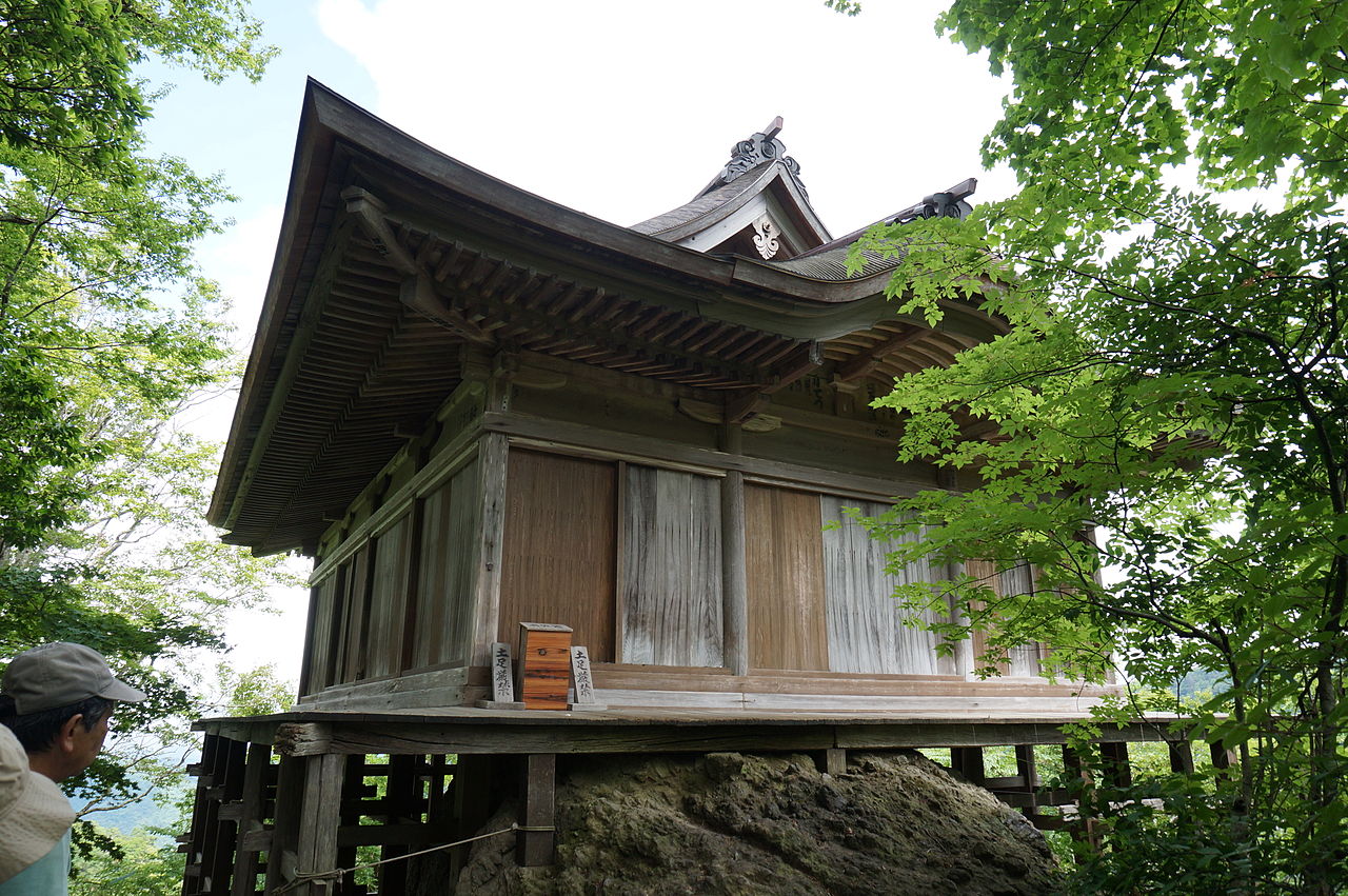 1280px-Sanbutsuji_09.JPG