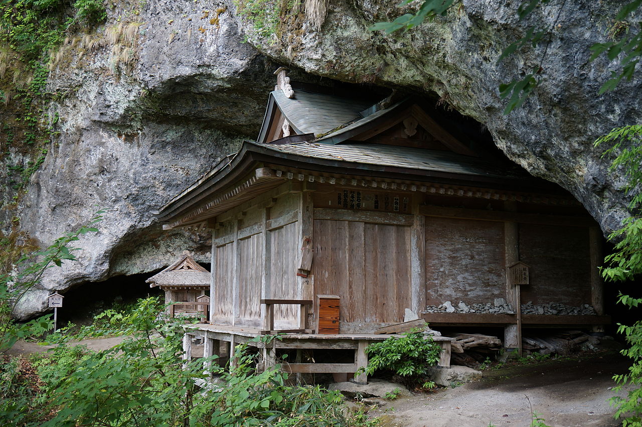1280px-Sanbutsuji_12.JPG
