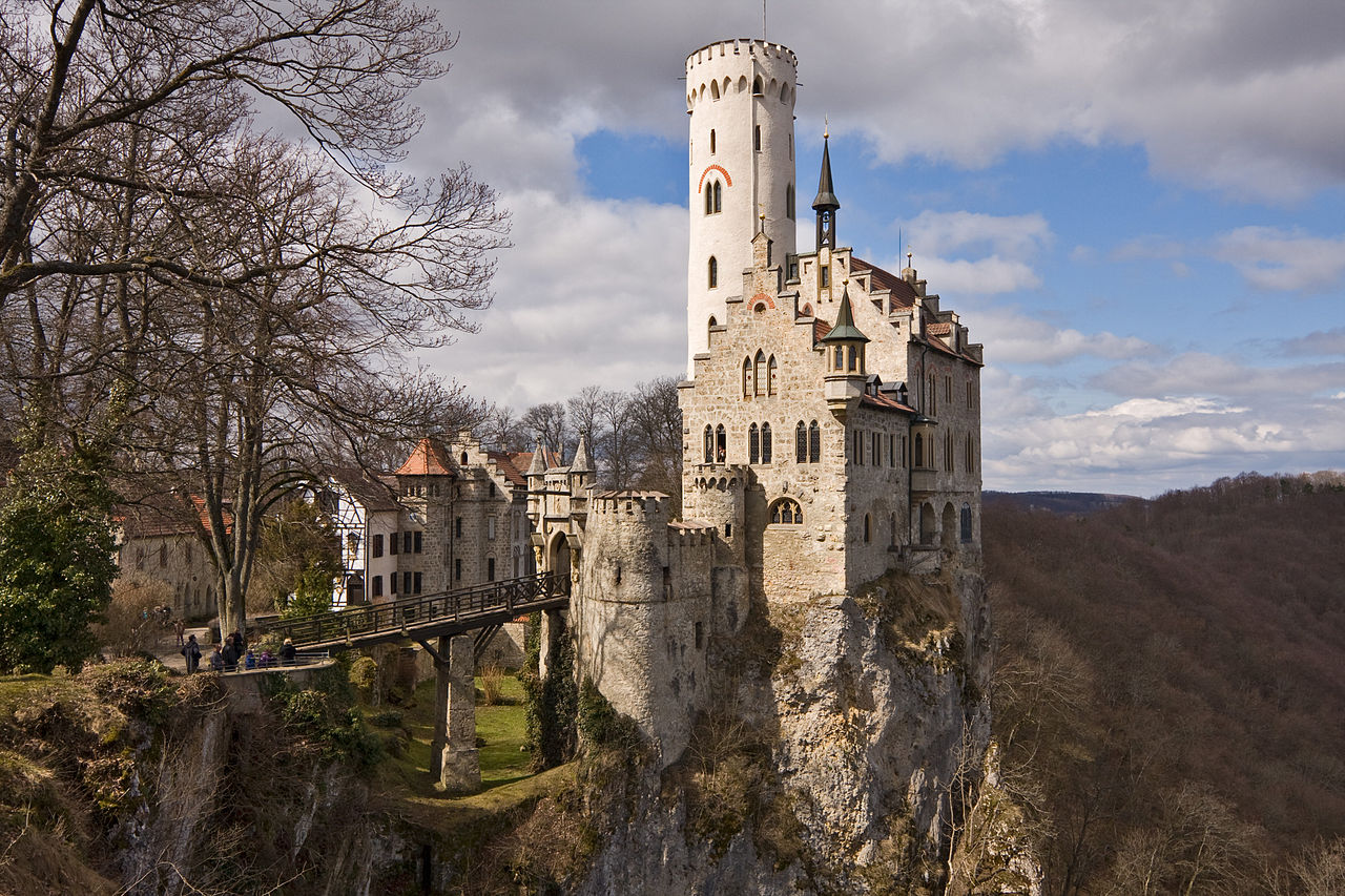 1280px-Schloss_Lichtenstein_04-2010.jpg