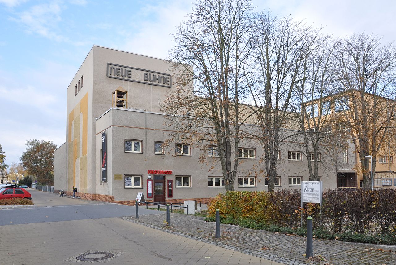 1280px-Senftenberg_Neue_Bühne_2.jpg