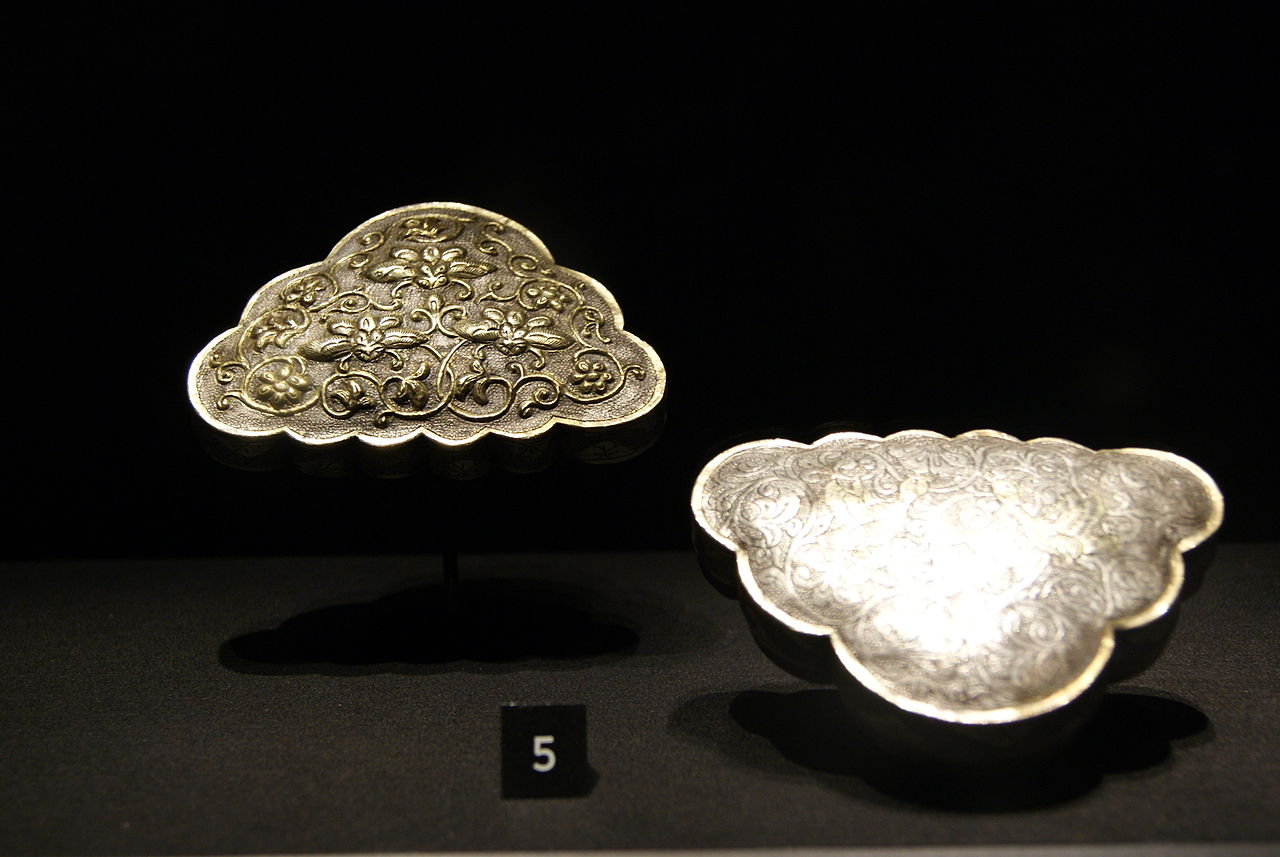 1280px-Silver_box_with_insects_from_the_Belitung_shipwreck,_.jpg