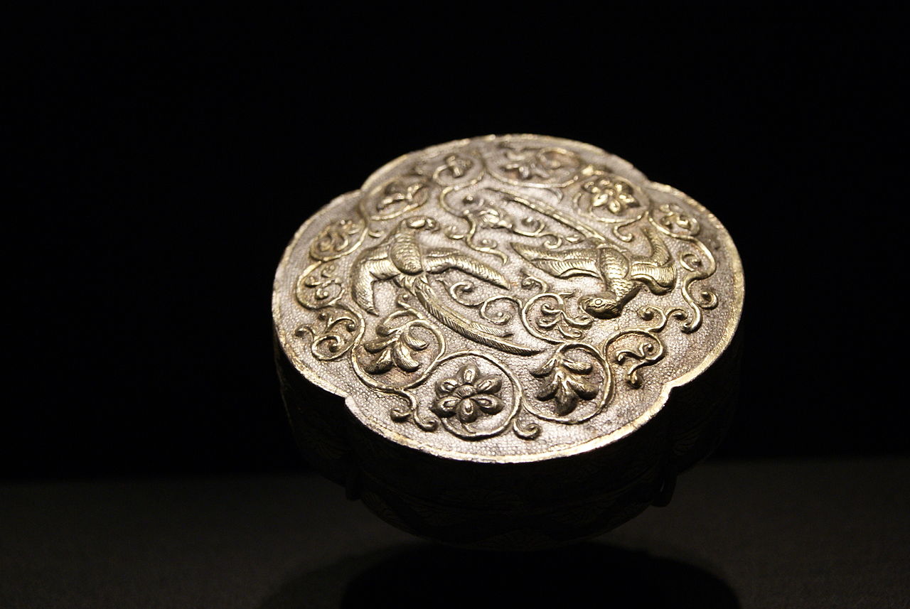 1280px-Silver_box_with_parrots_from_the_Belitung_shipwreck,.jpg
