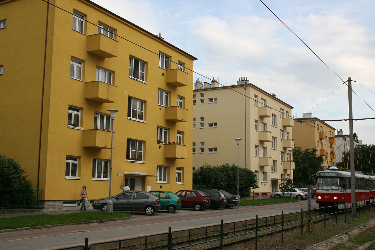 1280px-Skupina_malobytových_domů_Rennenská_1.jpg