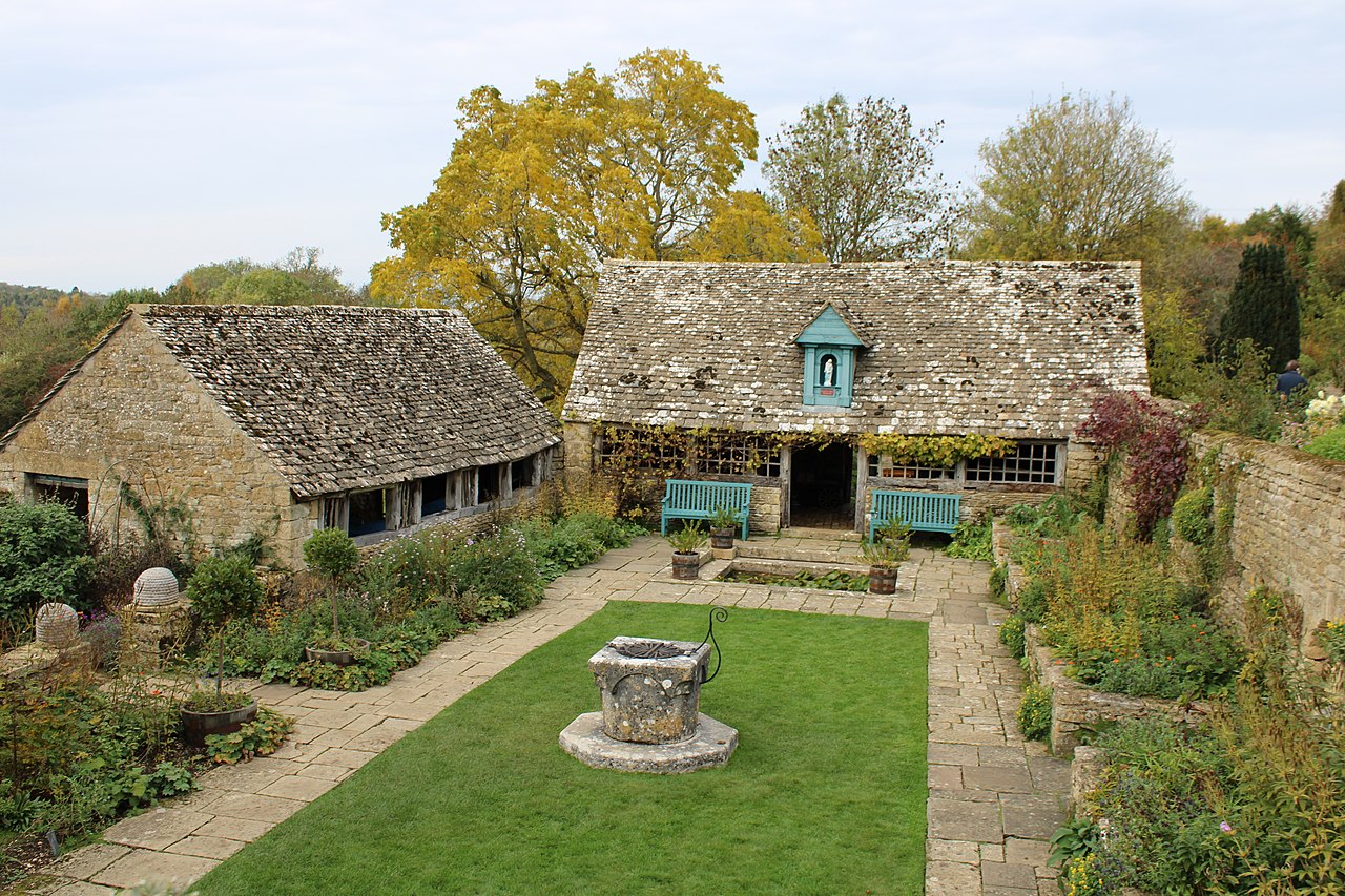 1280px-Snowshill_Manor_gardens_05.jpg