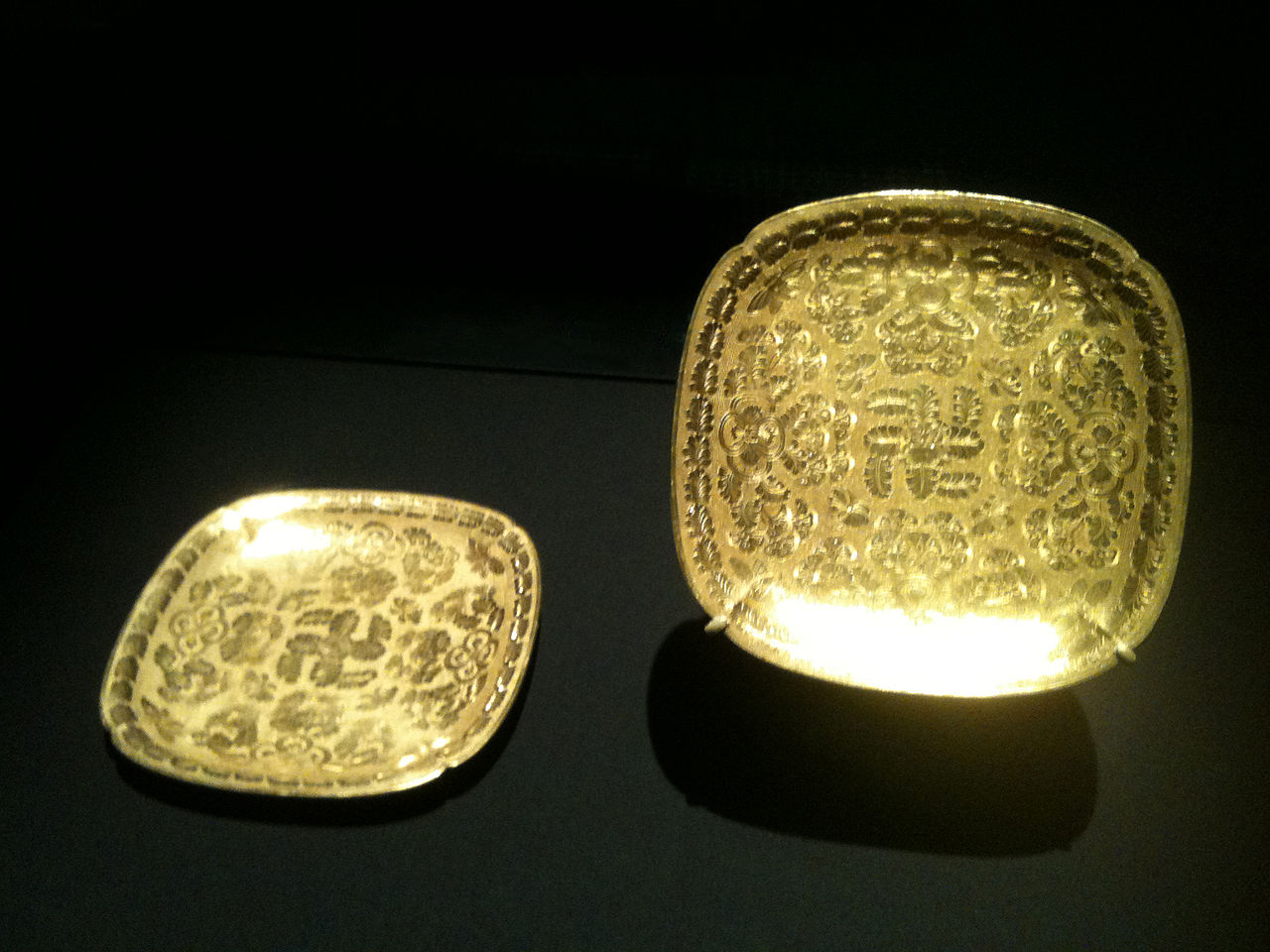 1280px-Square_lobed_gold_dishes_from_the_Belitung_shipwreck.jpg