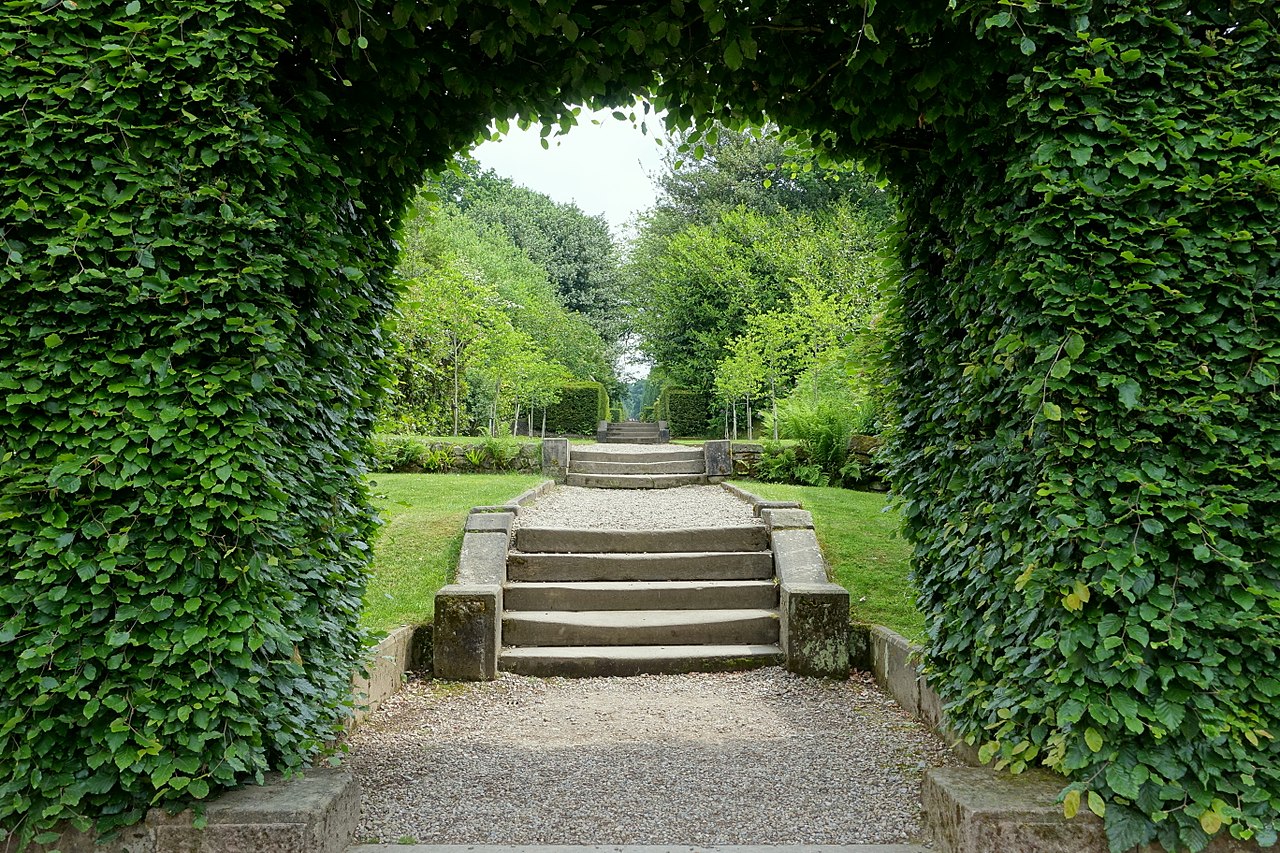 1280px-Straight_walk_-_Biddulph_Grange_Garden_-_Staffordshire,_England_-_DSC09464.jpg