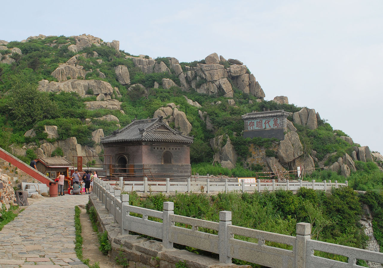 1280px-Structure_on_Taishan.JPG