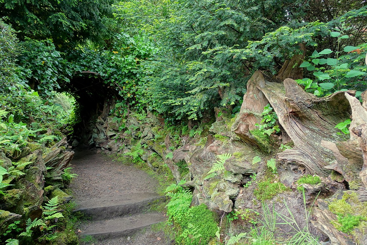1280px-Stumpery_bower_-_Biddulph_Grange_Garden_-_Staffordshire,_England_-_DSC09339.jpg
