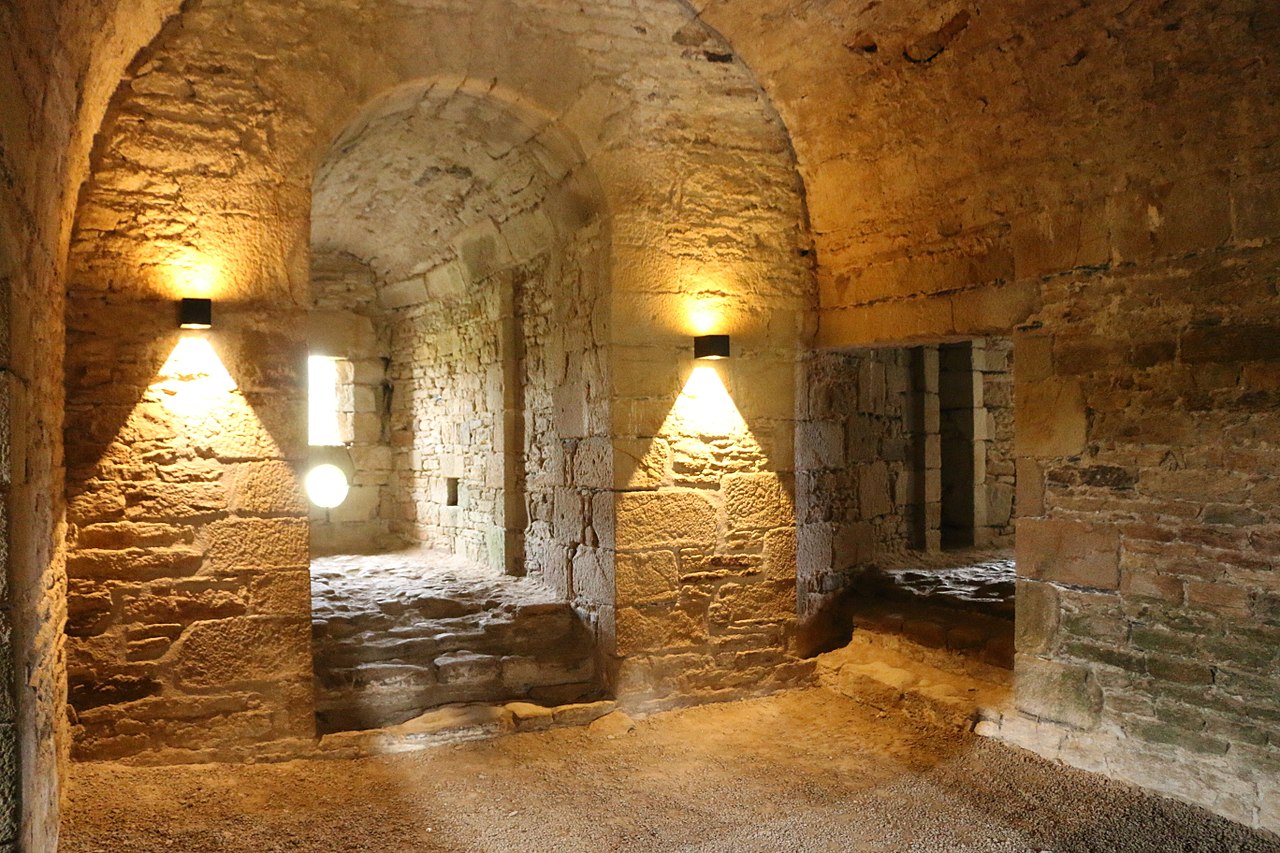 1280px-Sucinio_-_Canonnières_Tour_neuve.jpg