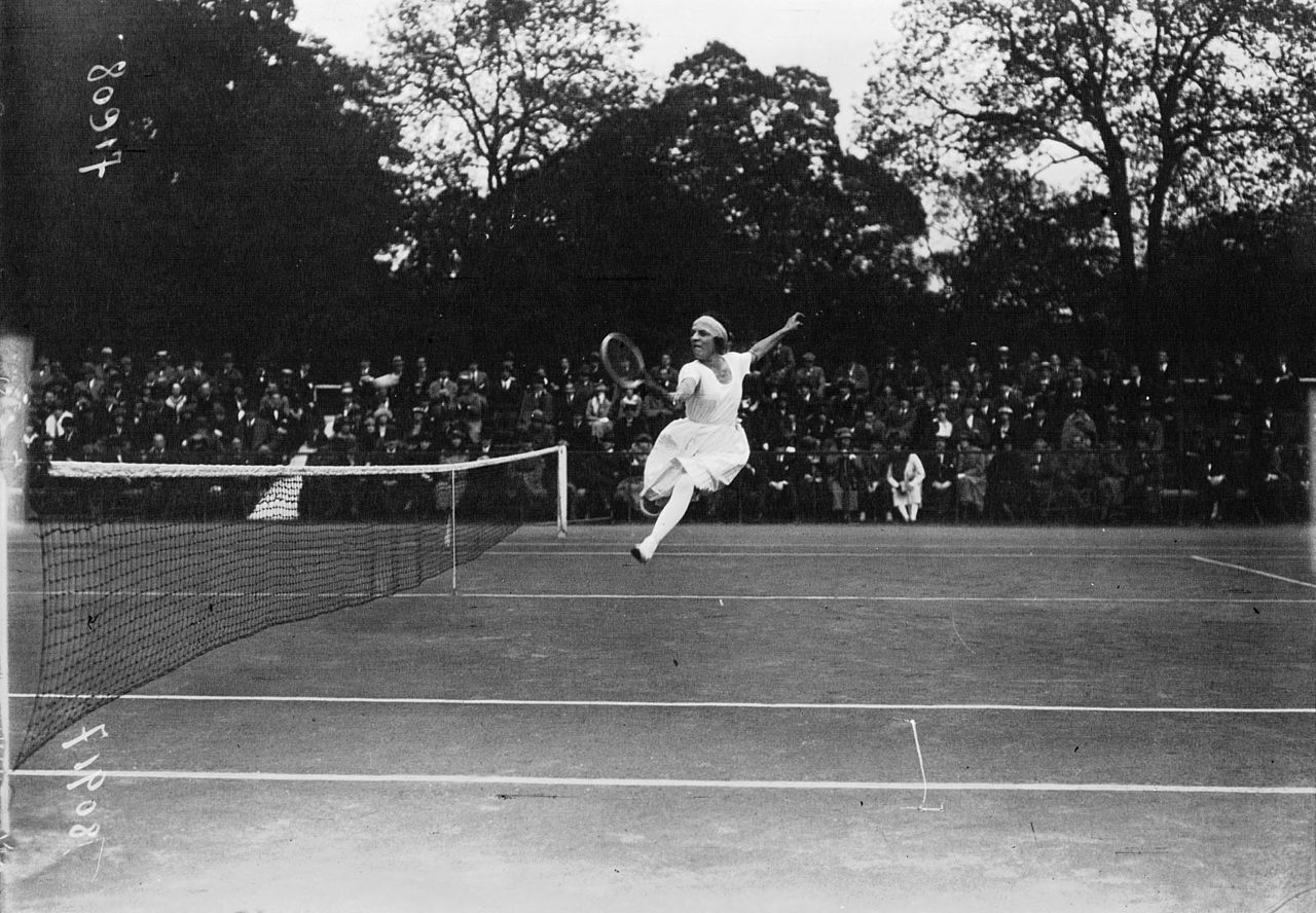 1280px-Suzanne_Lenglen_playing_1920.jpg