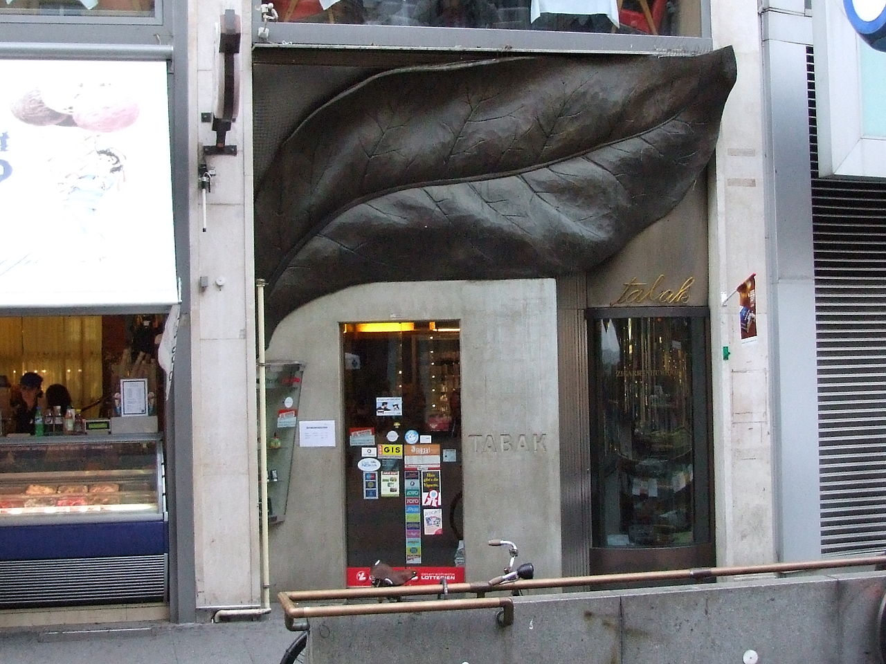 1280px-Tabakladen_in_Wien_DSCF1245.jpg