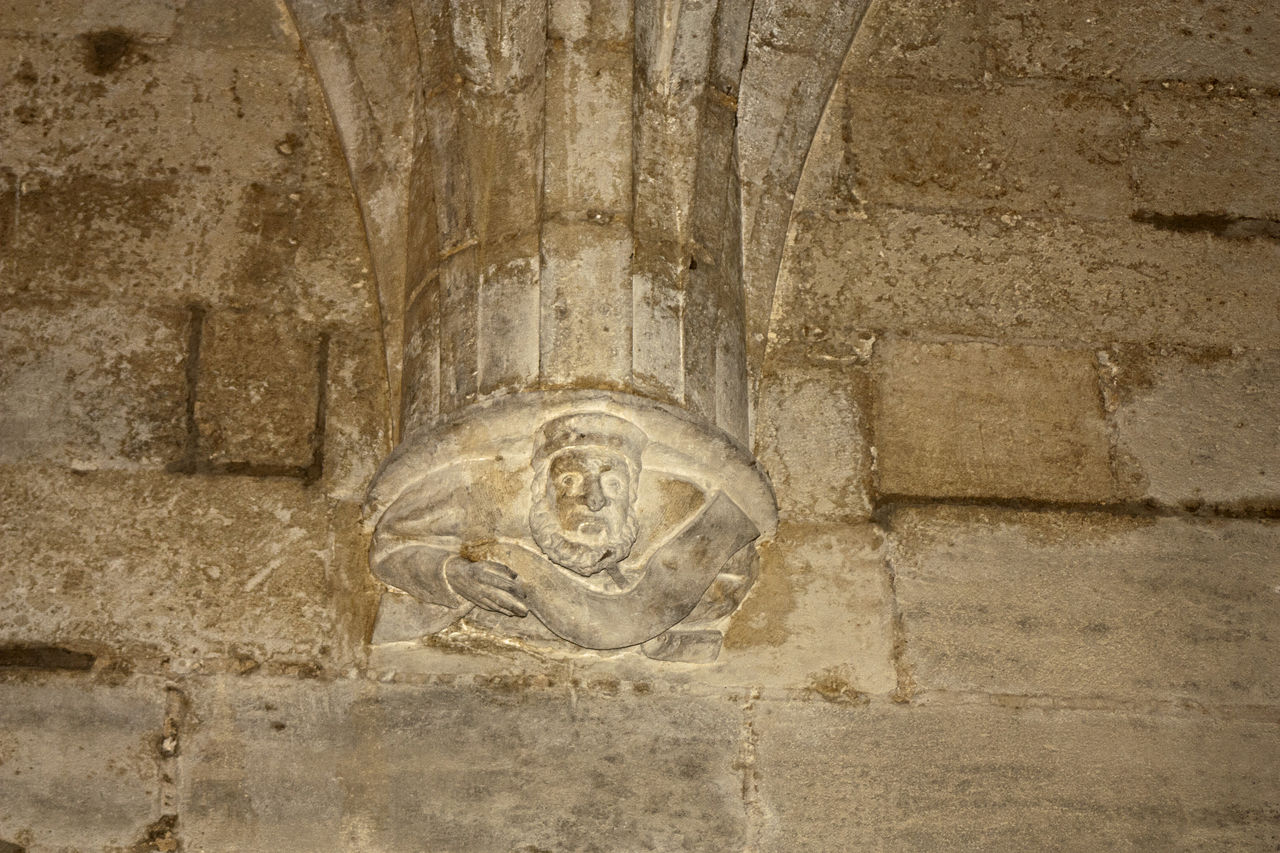 1280px-Tarascon-Château_du_Roi_René-Cabinet_d'écriture-Cul_de_lampe_1-20130617.jpg
