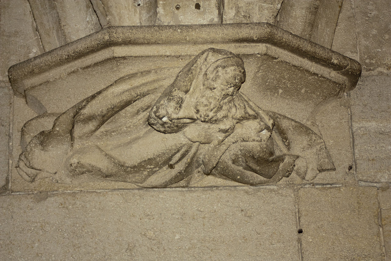 1280px-Tarascon-Château_du_Roi_René-Grande_Galerie-Cul_de_Lampe-20130617.jpg