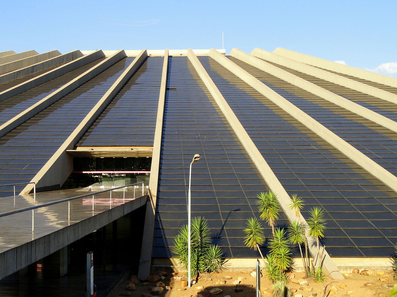 1280px-Teatro_Nacional_Cláudio_Santoro_-_Brasilia_-_DSC00319.JPG