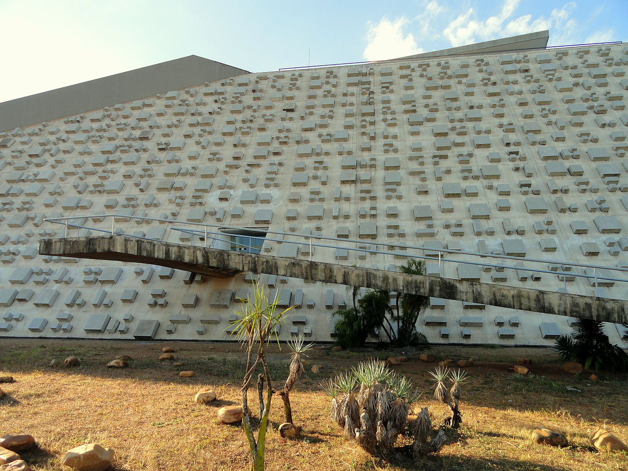 1280px-Teatro_Nacional_Cláudio_Santoro_-_Brasilia_-_DSC00324.JPG