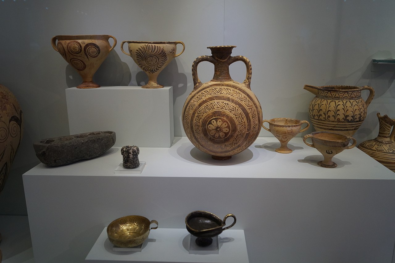 1280px-Temple_tomb_-_Findings_1.JPG