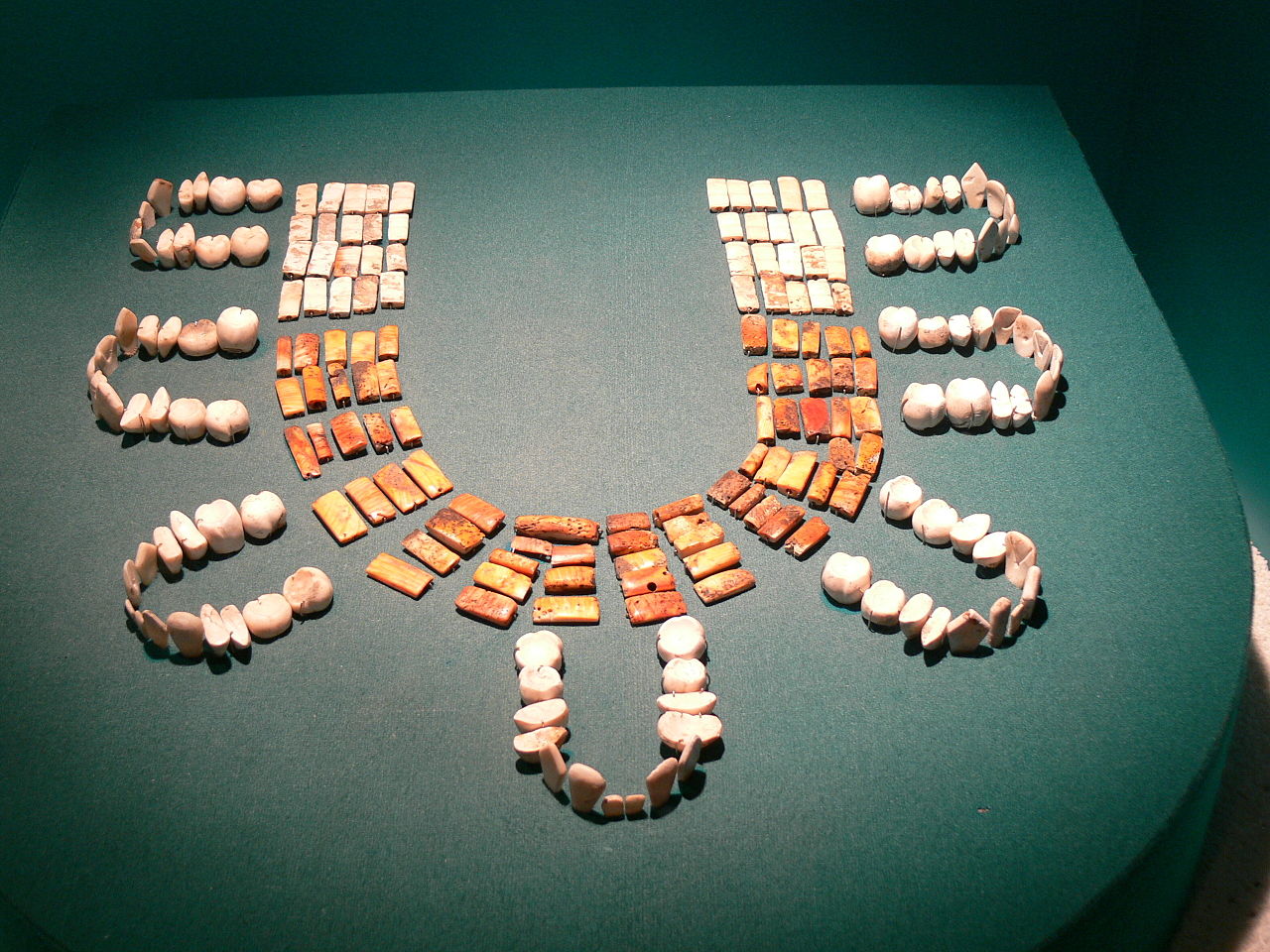 1280px-Teotihuacán_-_Halsschmuck.jpg