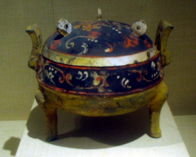 1280px-Tripod_cauldron,_earthenware_with_paint,_Western_Han_Dynasty.JPG