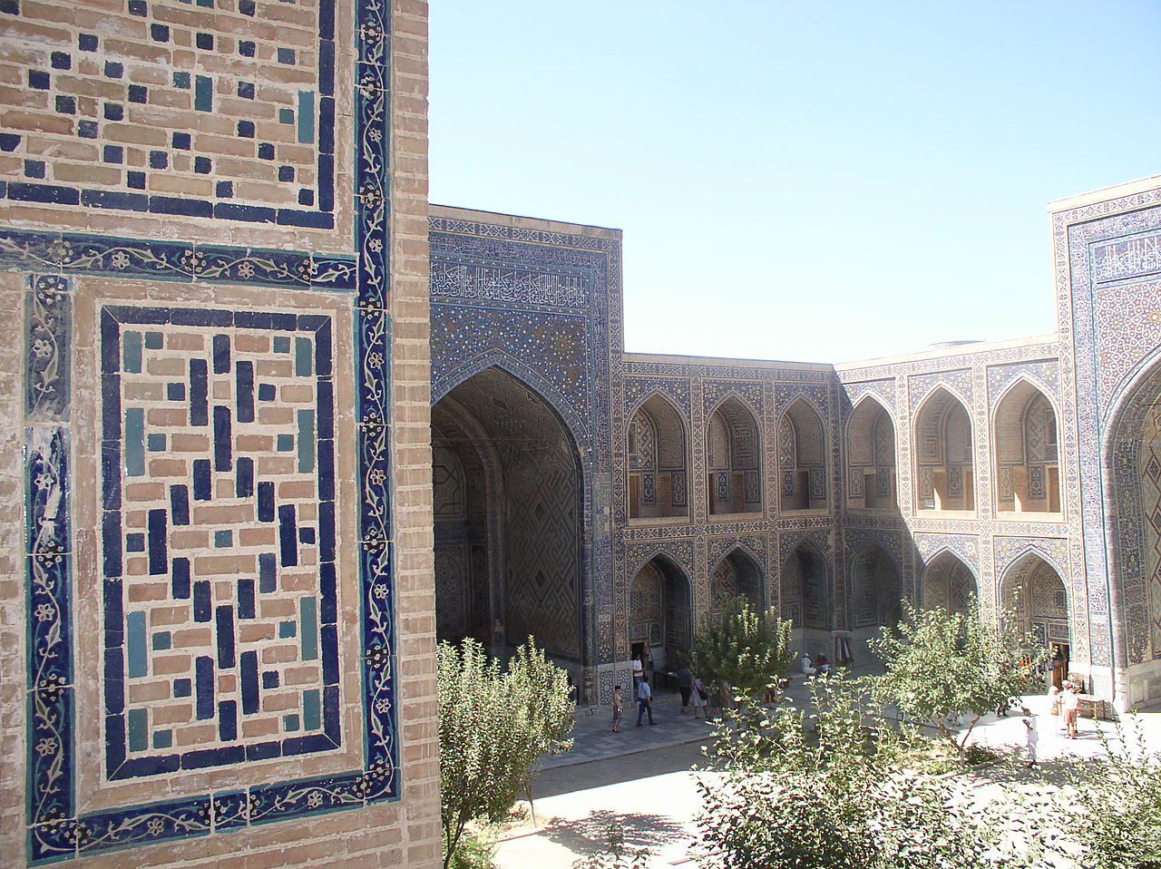 1280px-Ulugh-beg_Madrassa_courtyard.JPG