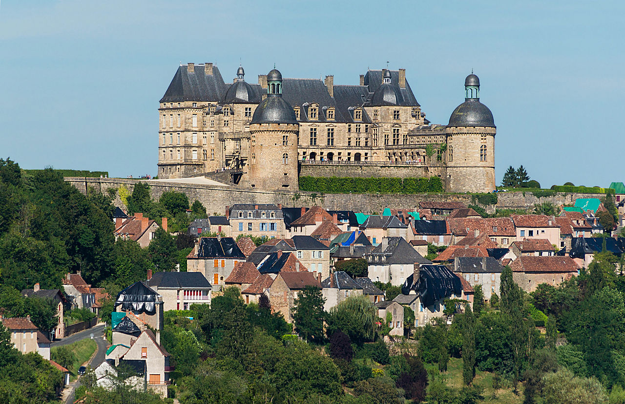 1280px-Village_château_Hautefort_33.jpg