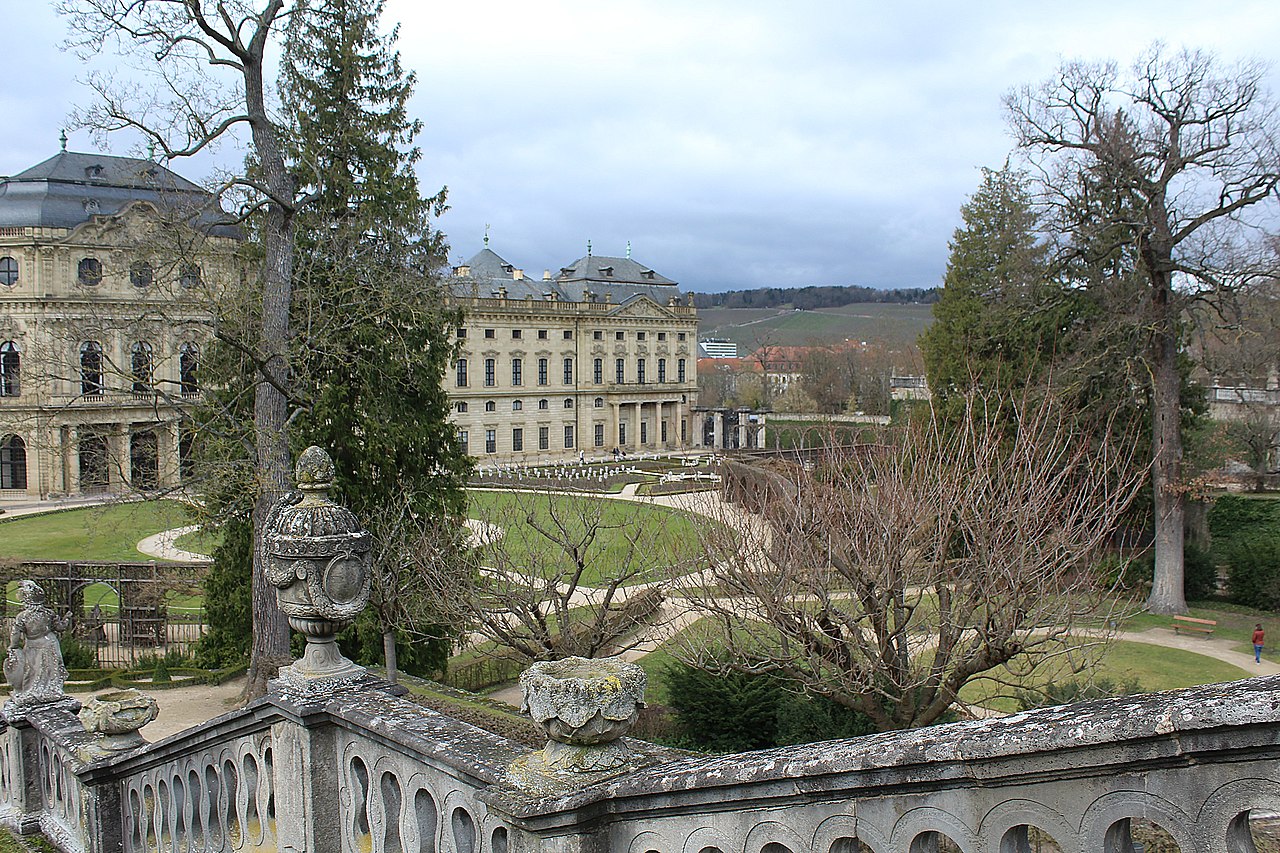 1280px-Würzburg,_Residenz,_Hofgarten_und_östliche_Gartenfront.jpg