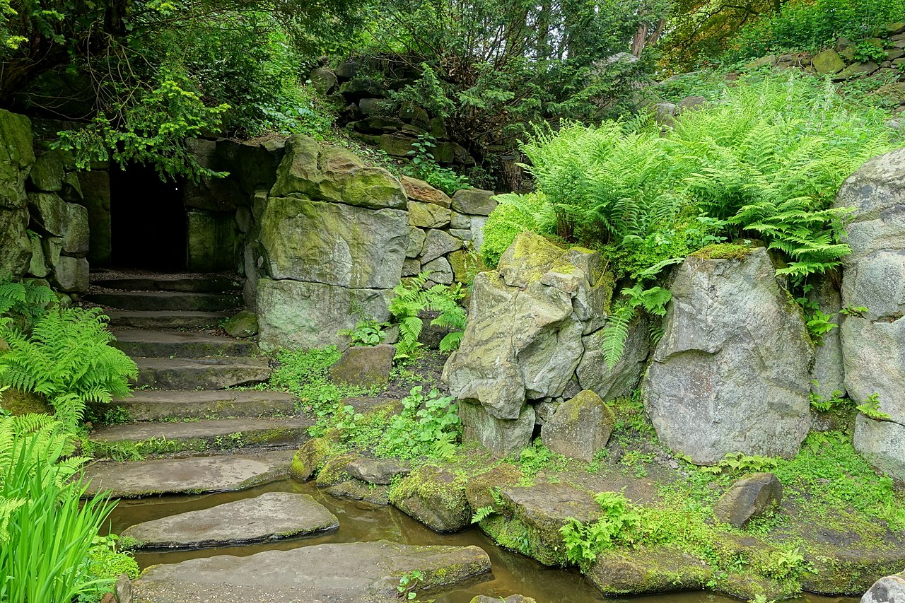 1280px-Walkway_-_Biddulph_Grange_Garden_-_Staffordshire,_England_-_DSC09436.jpg
