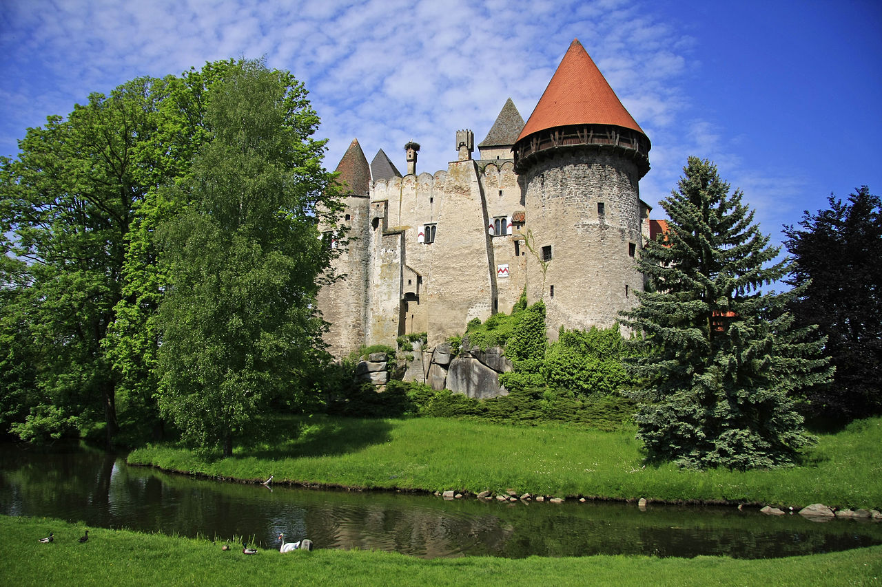 1280px-Wasserburg_Heidenreichstein_Sommer.JPG