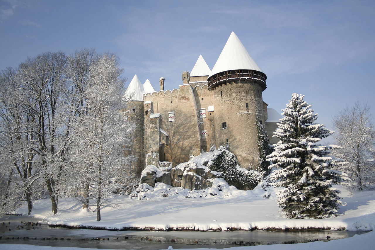 1280px-Wasserburg_Heidenreichstein_Winter.JPG