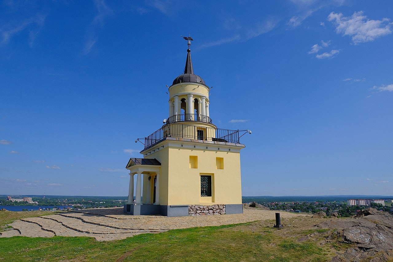 1280px-Watchtower_in_Nizhny_Tagil-1.jpg