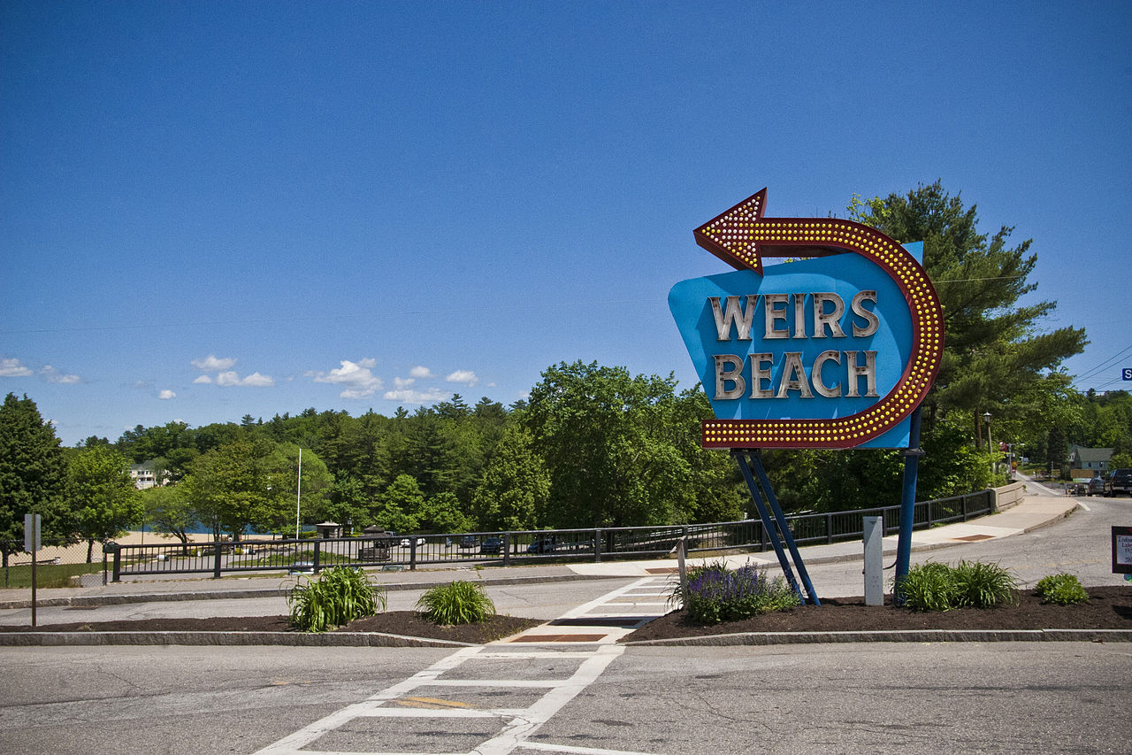 1280px-Weirs_Beach.jpg