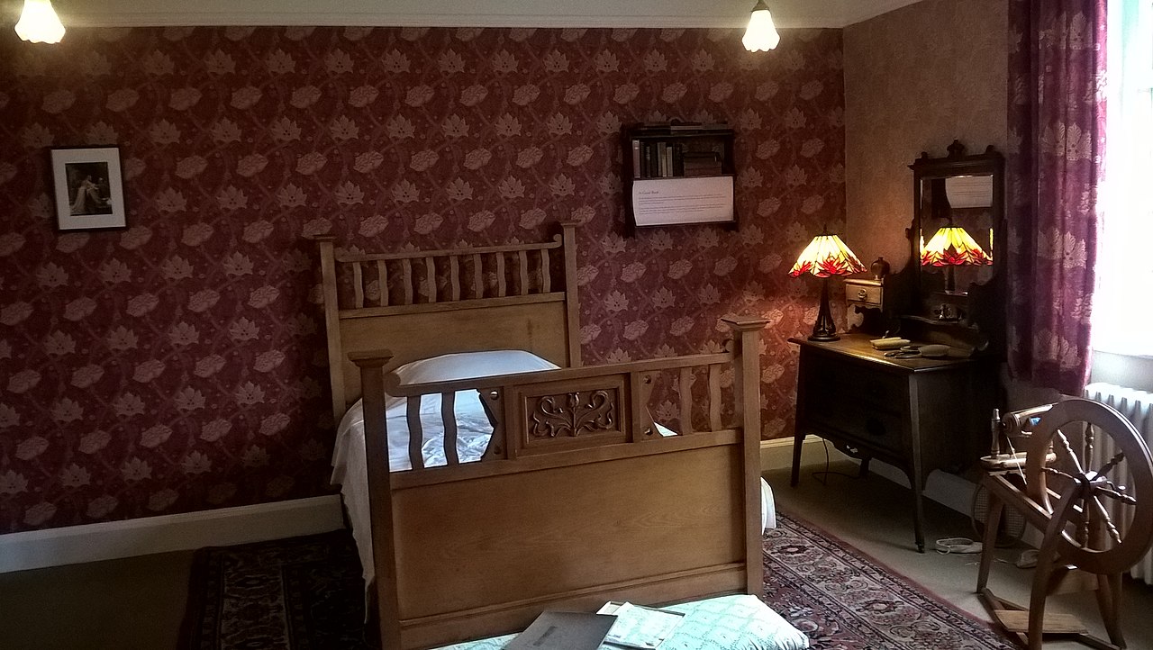 1280px-Winterbourne_bedroom_2016.jpg