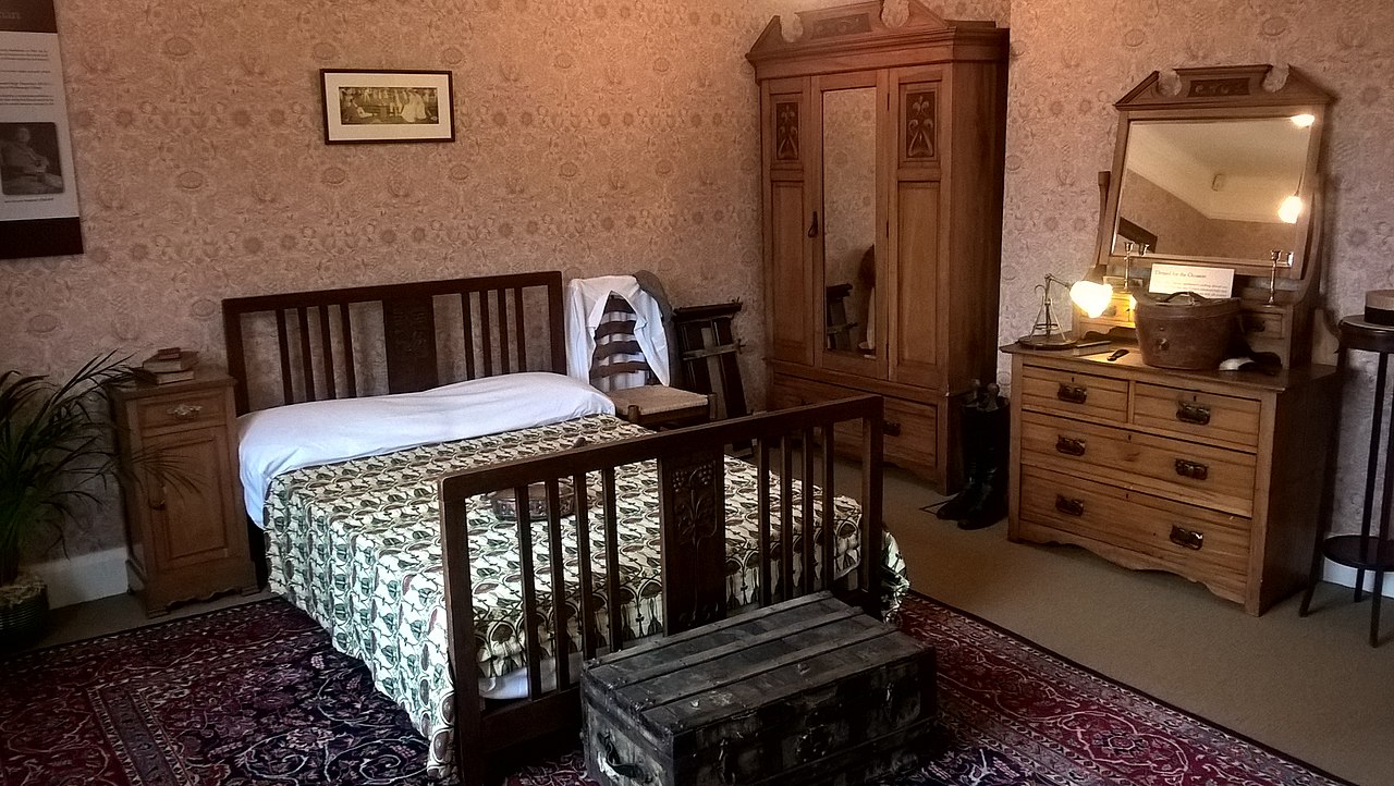 1280px-Winterbourne_main_bedroom_2016.jpg