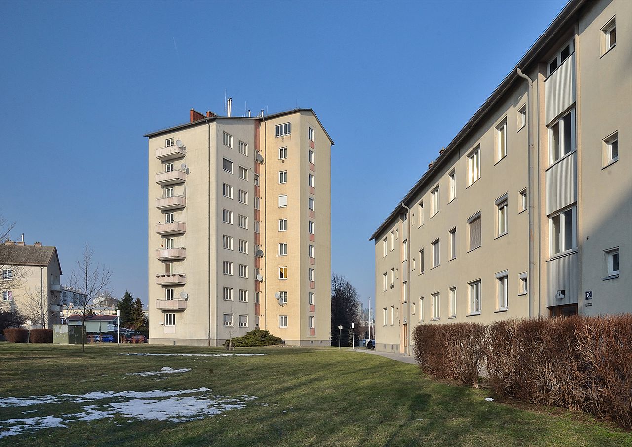 1280px-Wohnhausanlage_Gutheil-Schoder-Gasse_68-76.jpg