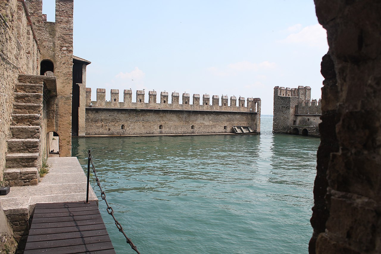 1280px-Zamek_Sirmione_nad_jeziorem_Garda.jpg