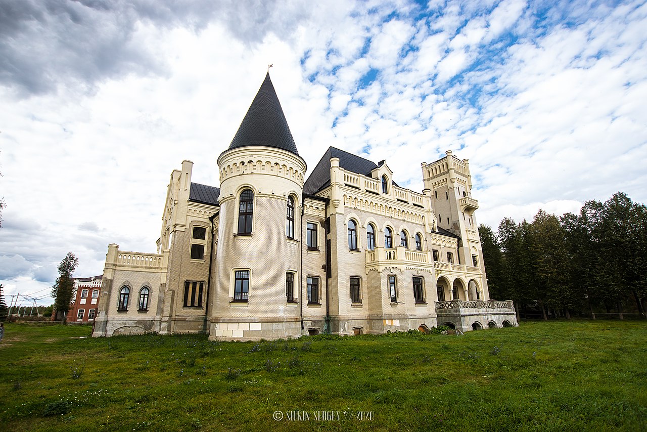 1280px-Zamok_Ponizovkina_Vid3.jpg