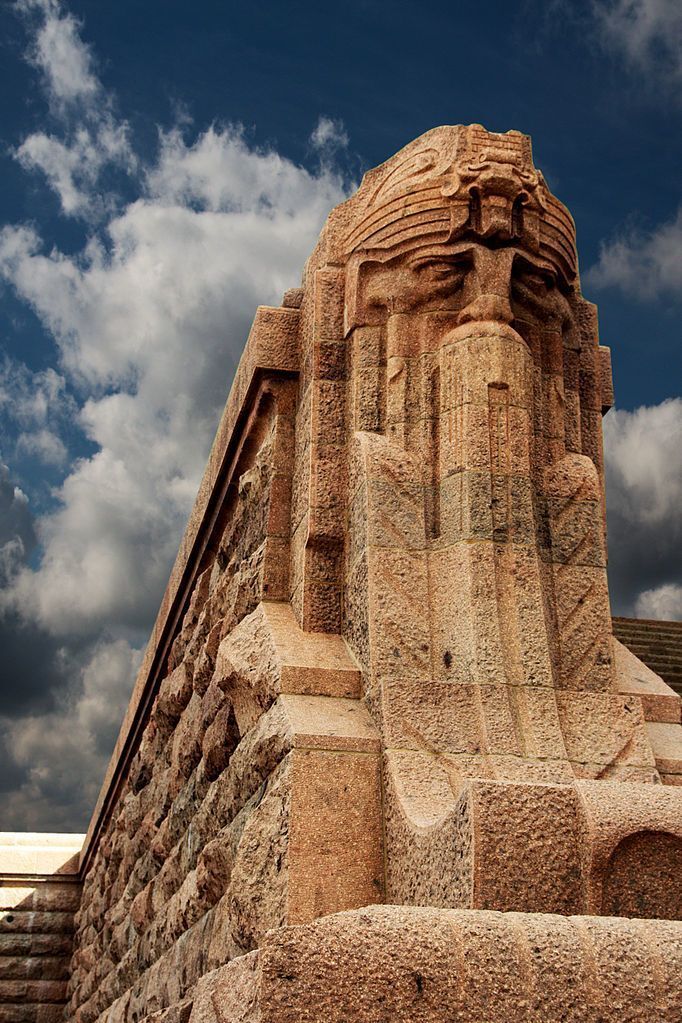13 лей682px-Völkerschlachtdenkmal_Leipzig_Seitenfigur.jpg