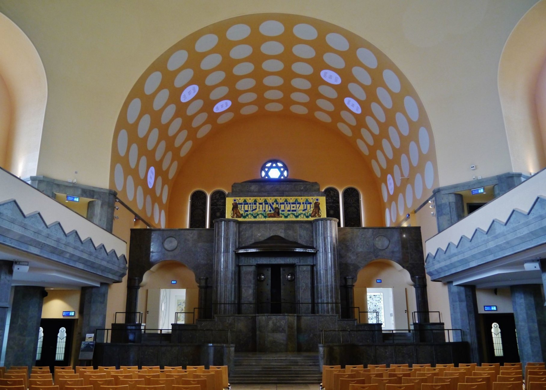 13 синагогаEssen_Alte_Synagoge_Innen_Thoraschrein.jpg