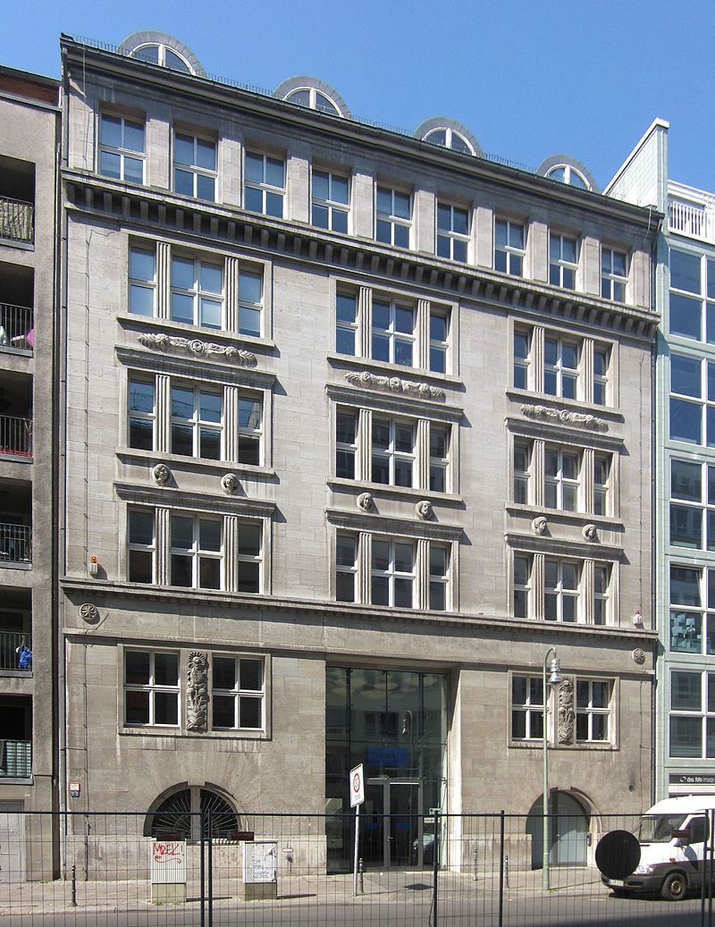 13 0px-Berlin,_Kreuzberg,_Charlottenstrasse_82,_Geschaeftshaus_Iduna-Versicherung.jpg