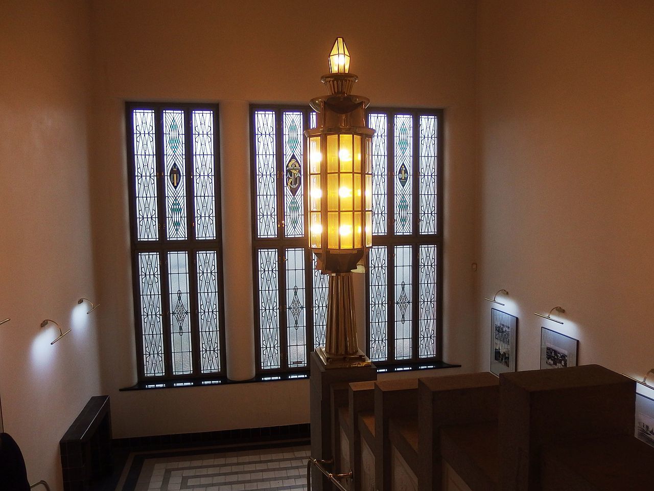 13 1280px-Hradec_Králové,_muzeum,_svítidlo.jpg