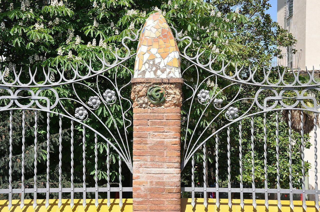 13 1280px-Terrassa,_tanca_de_la_casa_Baumann,_de_Josep_Maria_Coll_i_Bacardí_(1913)_(14295748499).jpg