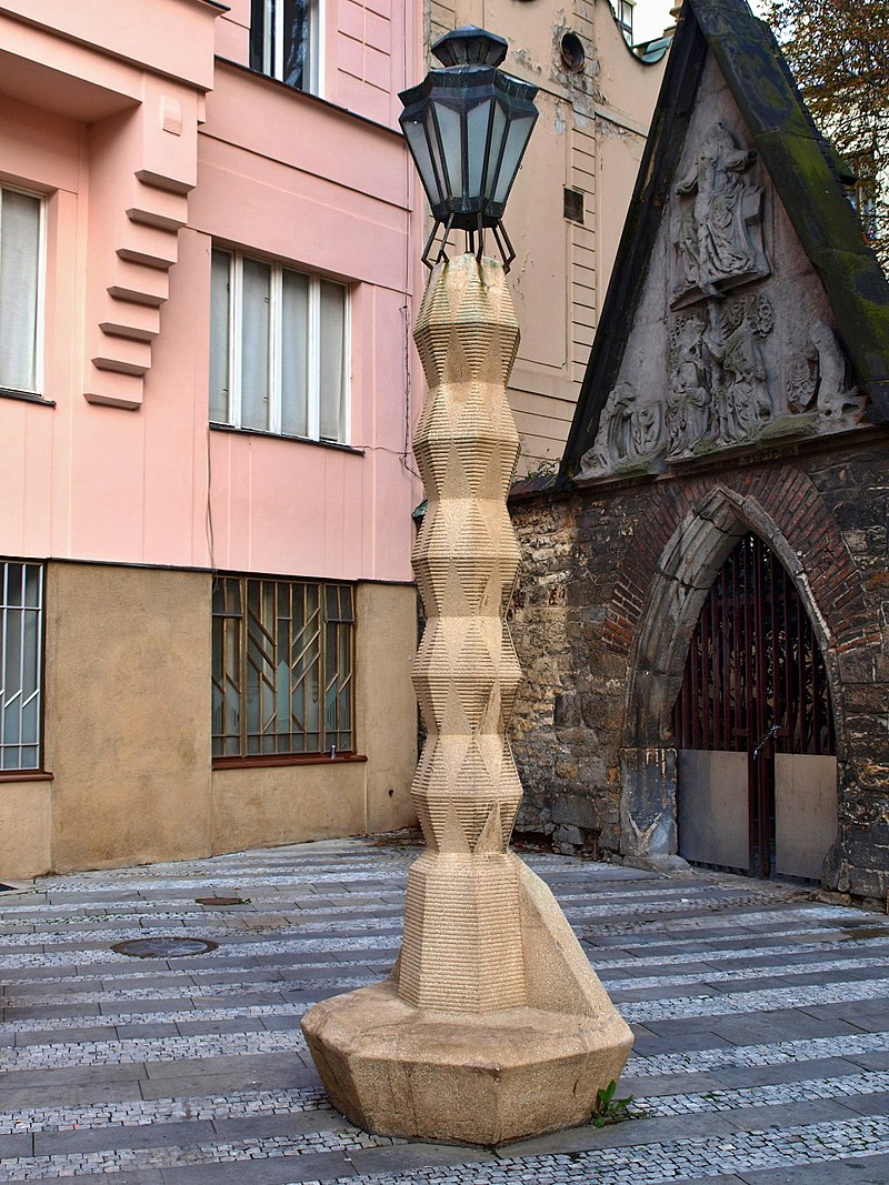 13 800px-Praha_-_kubistická_lampa_2.jpg