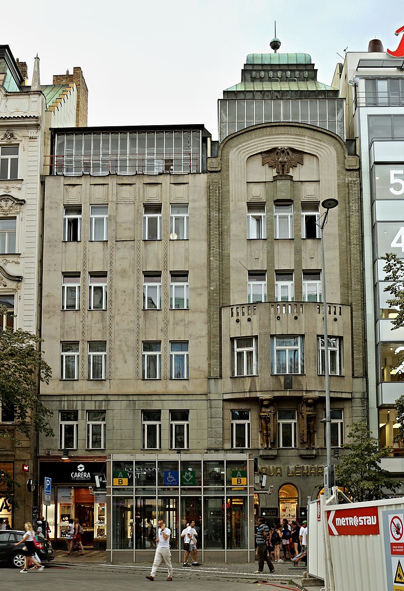 13 800px-Praha_Václavák_Adamova_lékárna_1.jpg