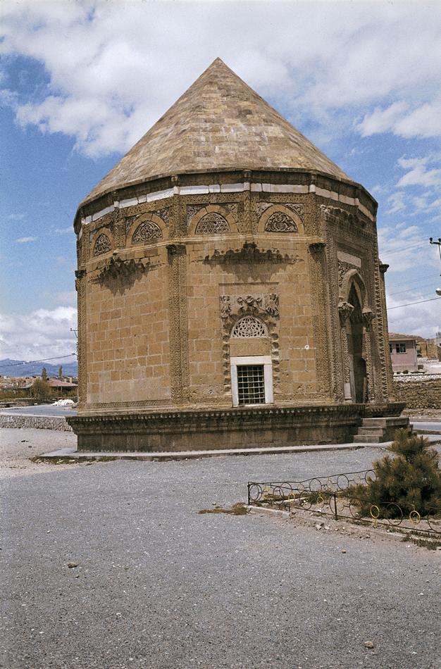 1312Hudavent-Hatun-gravmonumentet_-Nigde_-Tyrkiet.-HMH.jpg