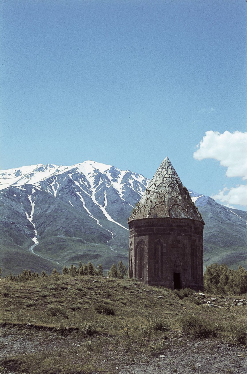 1358Halime-Hatun-gravmonumentet-ved-Van-soeen_-Tyrkiet.-HMH.jpg