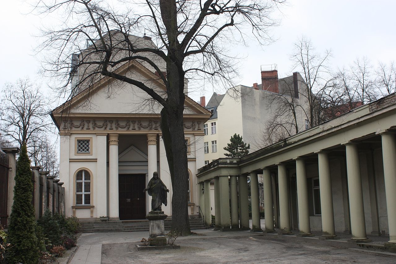 13Berlin-Neukёlln-St.Jacobi-churchyard.jpg