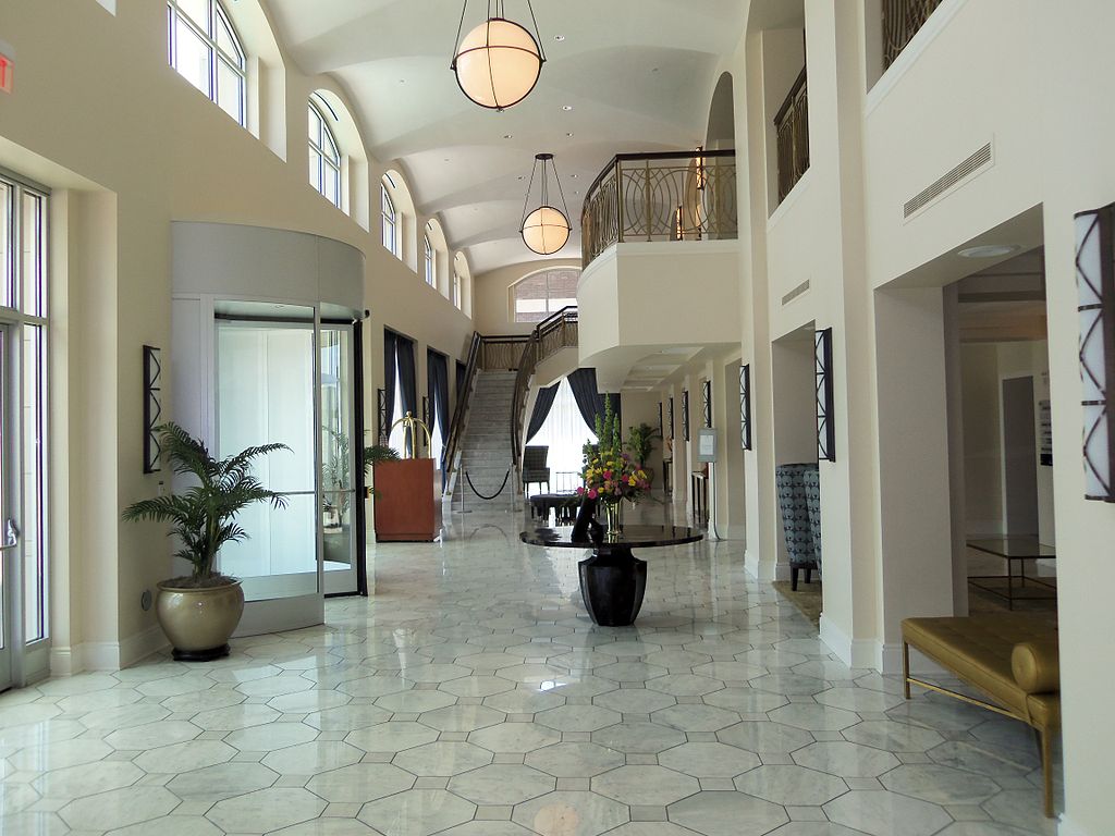 14 сша 1024px-Blackhawk_Hotel_Foyer.jpg