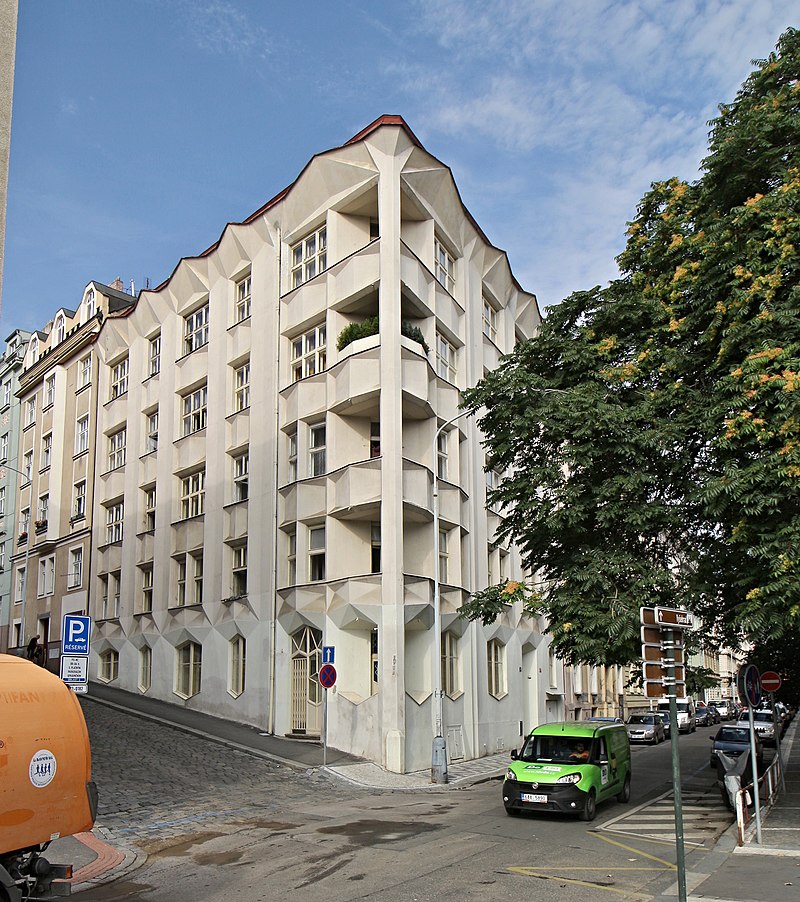 14 800px-Neklanova_Kubistický_dům_roh_1c.jpg