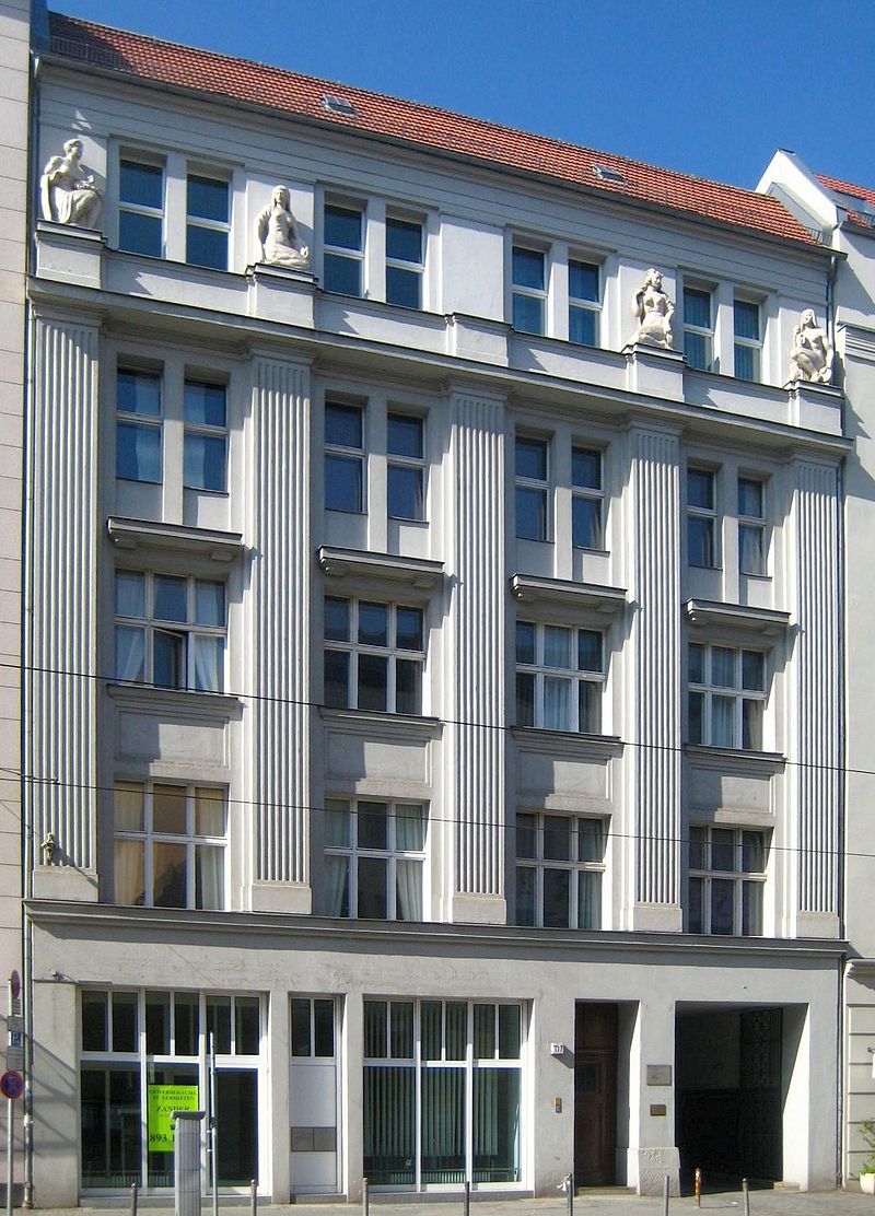 14-Berlin,_Mitte,_Chausseestrasse_117,_Wohn-_und_Geschaeftshaus_der_AG_.jpg