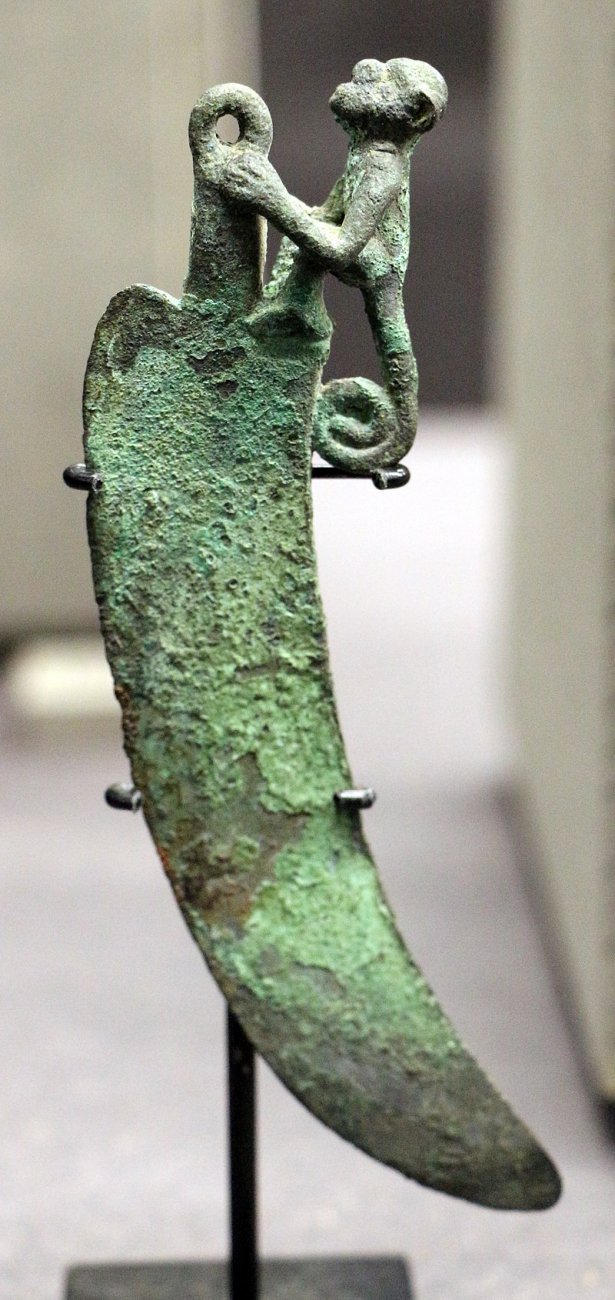 1400 800px-Chimù_tardo_(perù),_tcoltello_con_scimmietta,_1400_dc_ca._01.jpg